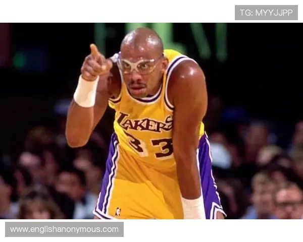 贾巴尔无球掩护拉开空间，改变70年代内线进攻逻辑